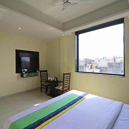 Hotel Paragon Suites New Delhi Exteriör bild