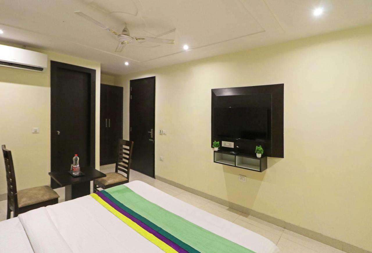 Hotel Paragon Suites New Delhi Exteriör bild