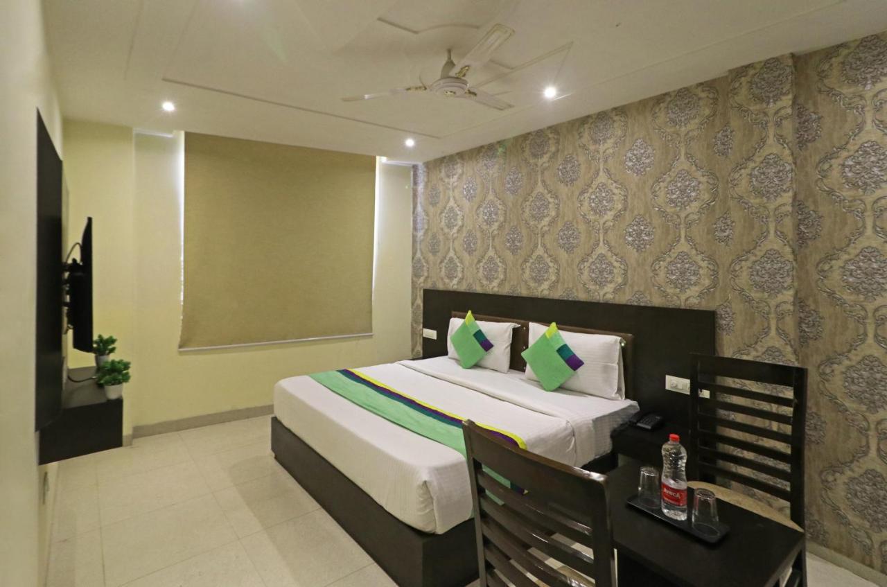 Hotel Paragon Suites New Delhi Exteriör bild