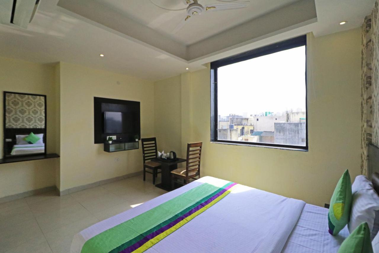 Hotel Paragon Suites New Delhi Exteriör bild