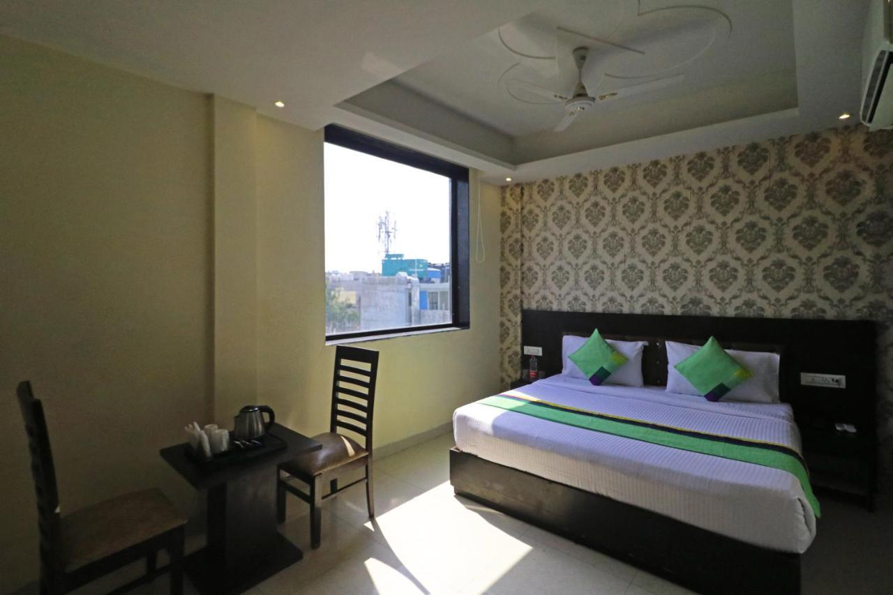 Hotel Paragon Suites New Delhi Exteriör bild
