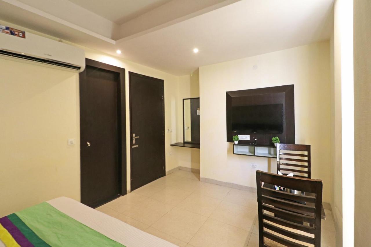 Hotel Paragon Suites New Delhi Exteriör bild