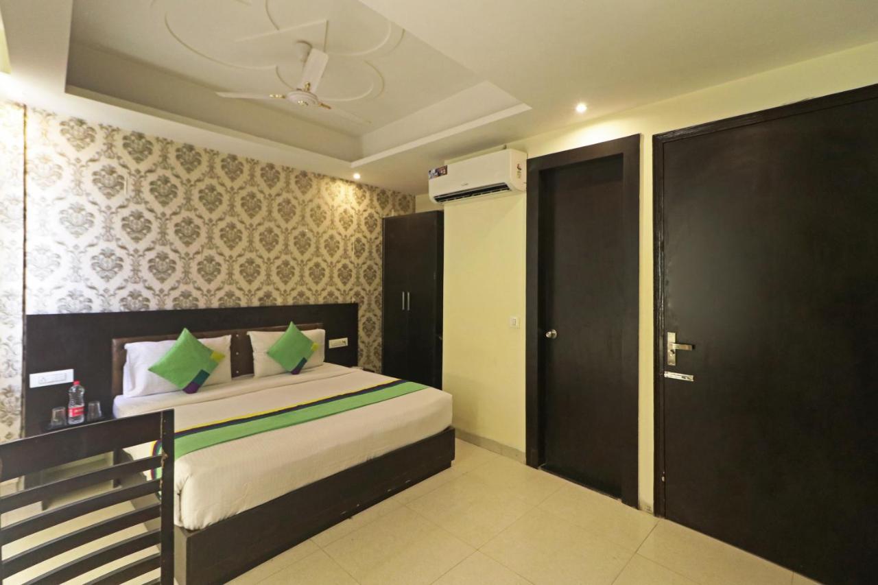Hotel Paragon Suites New Delhi Exteriör bild