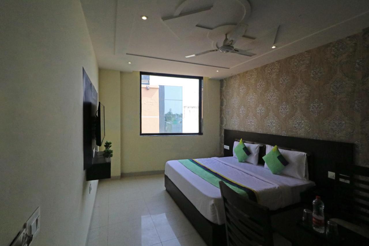 Hotel Paragon Suites New Delhi Exteriör bild