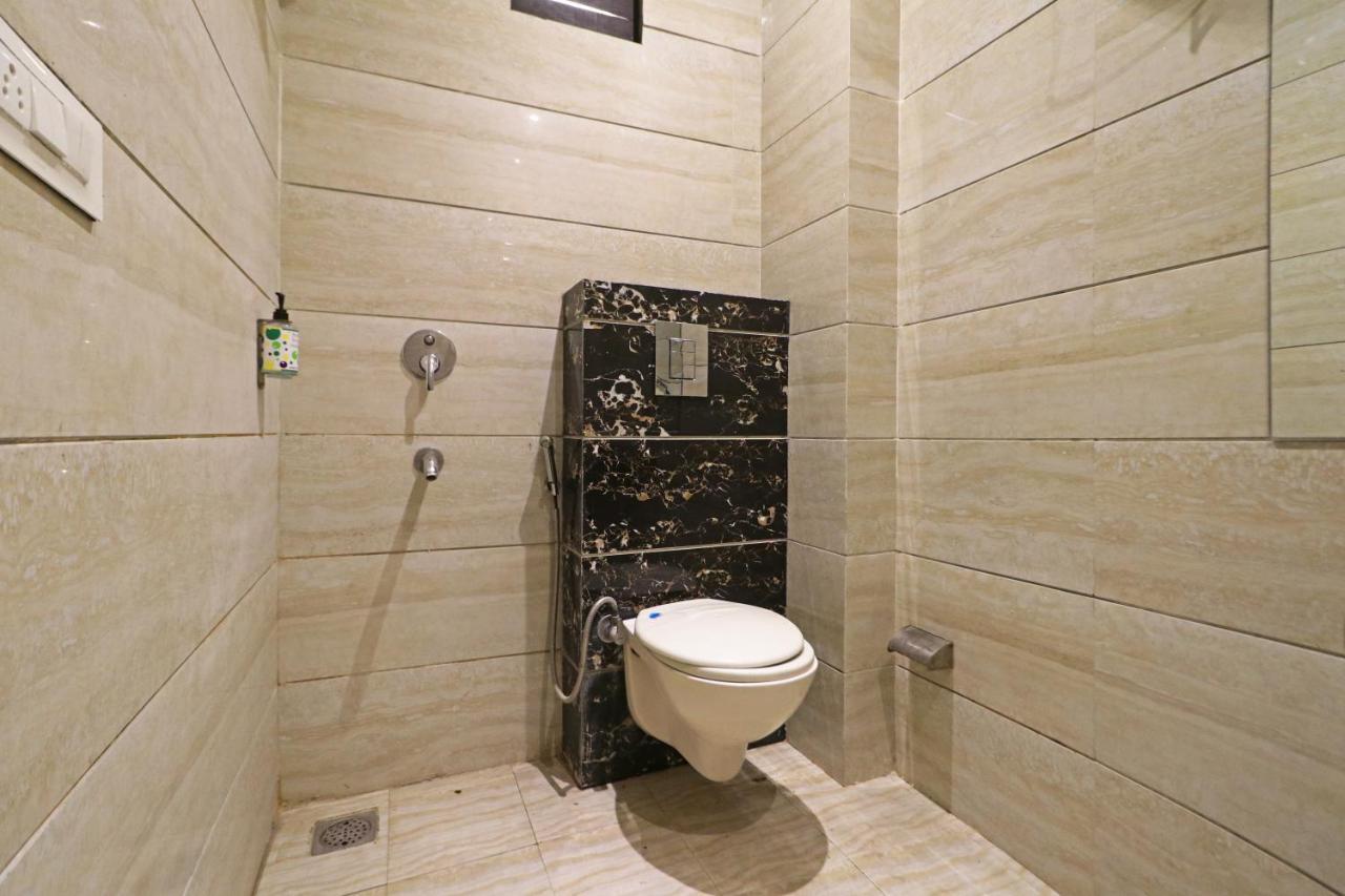 Hotel Paragon Suites New Delhi Exteriör bild