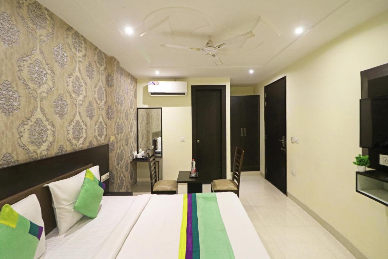 Hotel Paragon Suites New Delhi Exteriör bild