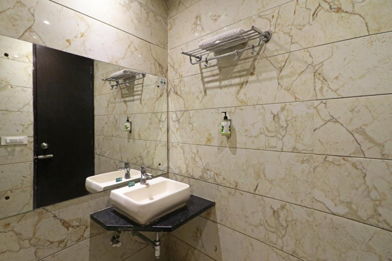 Hotel Paragon Suites New Delhi Exteriör bild
