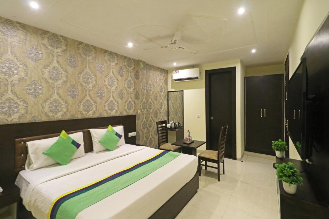 Hotel Paragon Suites New Delhi Exteriör bild