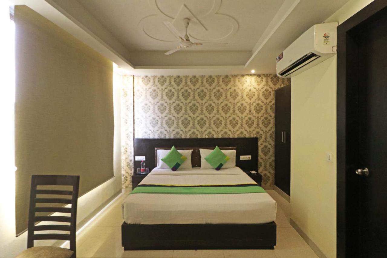 Hotel Paragon Suites New Delhi Exteriör bild