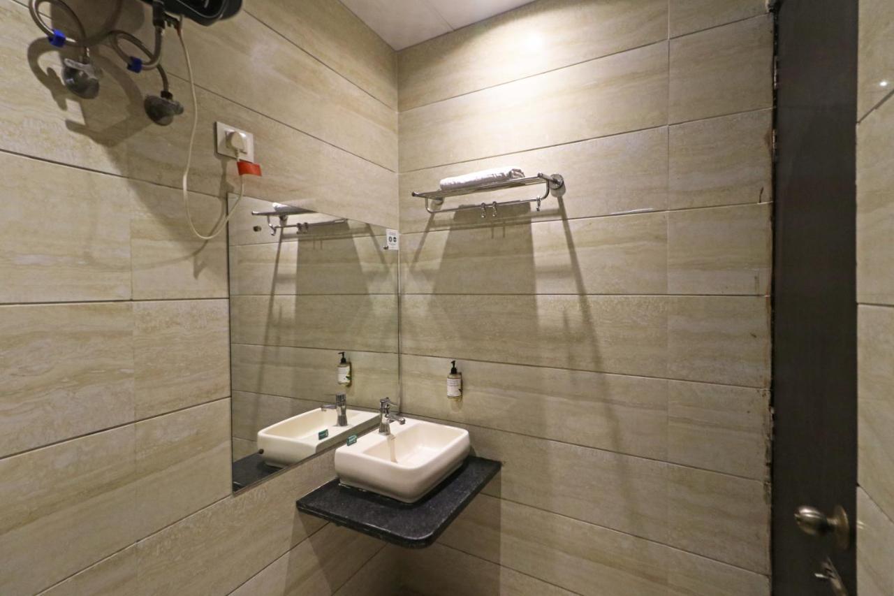Hotel Paragon Suites New Delhi Exteriör bild